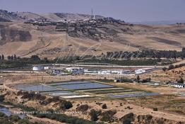 Image du Maroc Professionnelle de  Le barrage Oued El Makhazine, conçu pour le développement et  l'irrigation du périmètre du Loukkos. Ainsi les champs situés dans le triangle Ksar El Kébir, Larache, Moulay Bouselham profitent de cette infrastructure. Cette importante réalisation située sur El Oued Loukkos sert à la régularisation inter annuelle des débits tout en formant une protection contre les crues, au Jeudi 1er Septembre 2005 à cette datte le barrage dispose 309 Million de M3. (Photo / Abdeljalil Bounhar) 